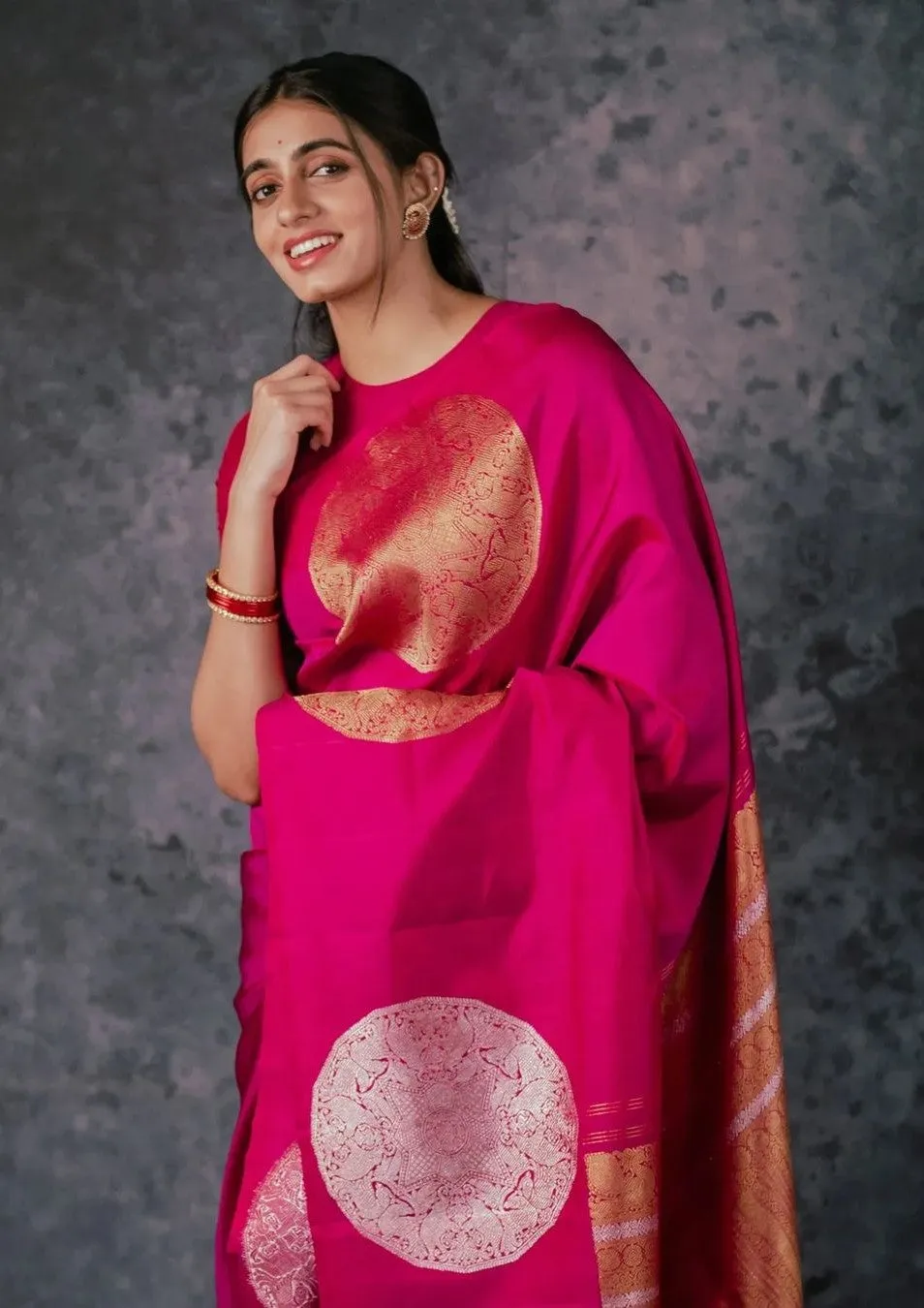 Prominent Dark Pink Soft Silk Saree With Demanding Blouse Piece